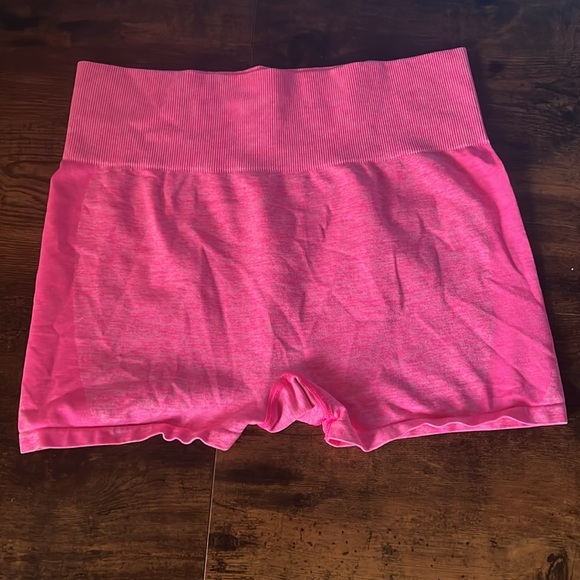 NWOT Victoria’s Secret Pink Seamless Shorts Size Large (First photo is the back) - Picture 2 of 3